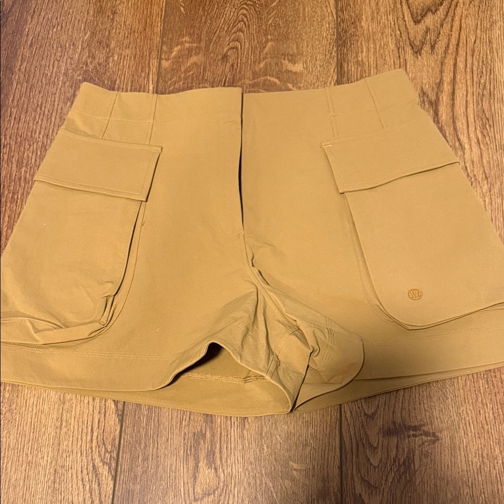 Lululemon relaxed fit cargo shorts 4” size 12 NWT